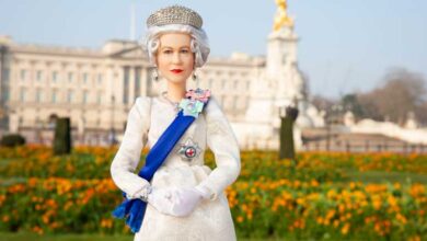 Photo of La reina Isabel II cumple 70 años en el trono y Barbie lo celebra