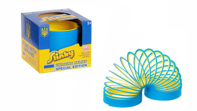 Photo of Just Play lanza edición especial del Slinky para ayudar a la niñez en Ucrania