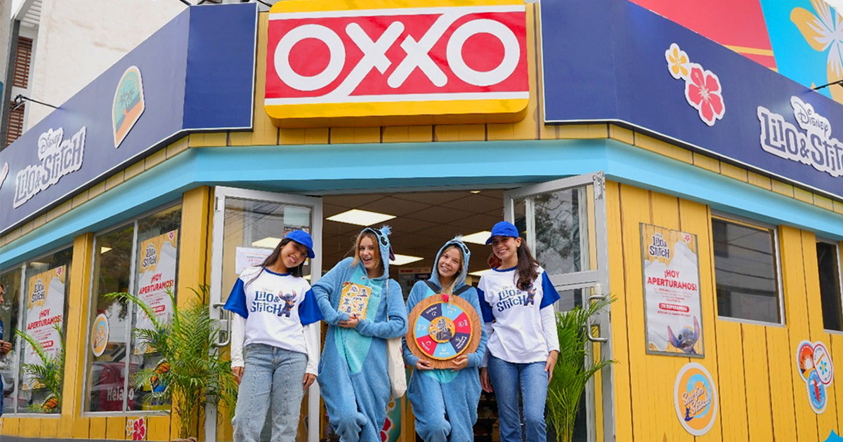 Fachada de la tienda Oxxo tematizada con Lilo & Stitch en Surco